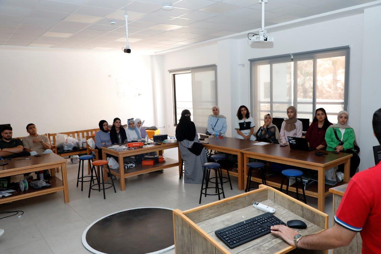 عمان العربية تعقد ورشة عمل متخصصة بالروبوتات الذكية وتطبيقاتها العملية