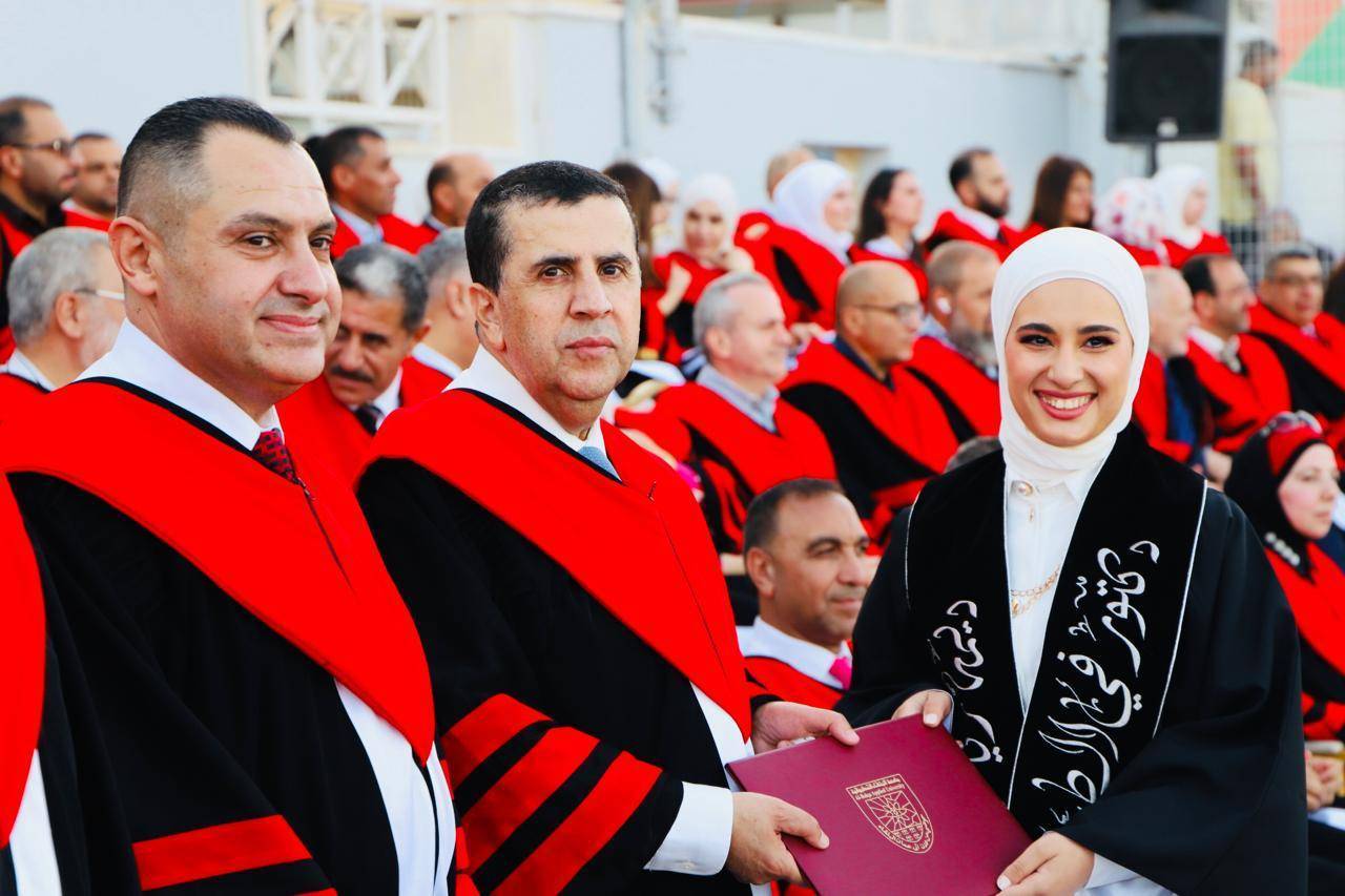 جامعة البلقاء التطبيقية تتوّج احتفالاتها بـ(فوج العلم) بتخريج طلبة كلية الطب وكلية الدراسات العليا