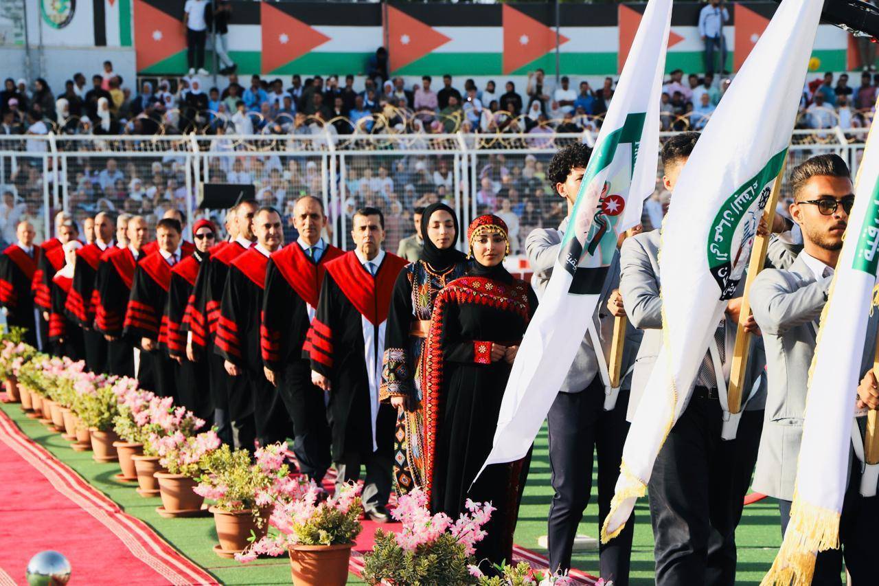 جامعة البلقاء التطبيقية تتوّج احتفالاتها بـ(فوج العلم) بتخريج طلبة كلية الطب وكلية الدراسات العليا