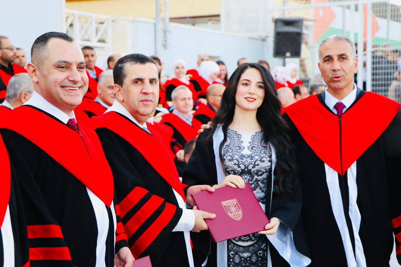 جامعة البلقاء التطبيقية تتوّج احتفالاتها بـ(فوج العلم) بتخريج طلبة كلية الطب وكلية الدراسات العليا