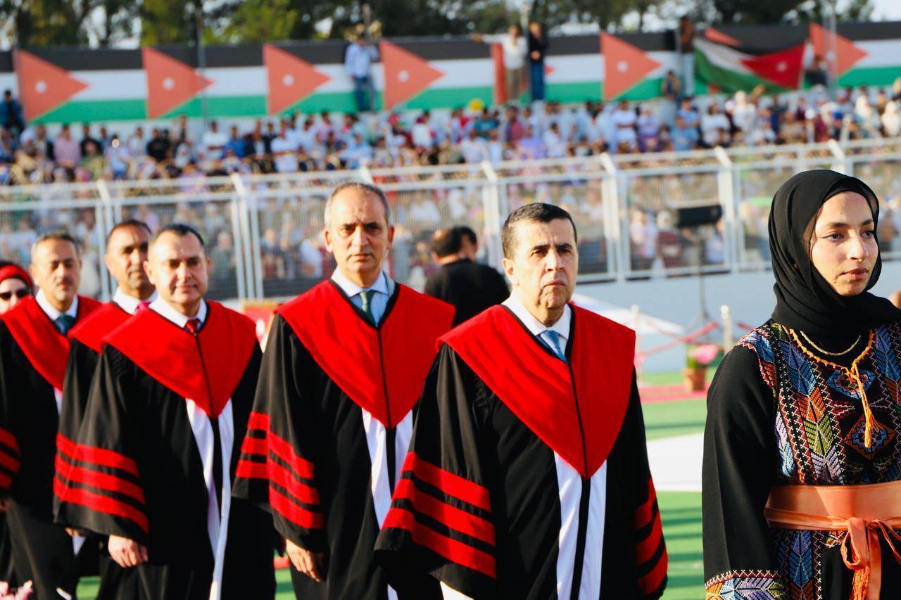 جامعة البلقاء التطبيقية تتوّج احتفالاتها بـ(فوج العلم) بتخريج طلبة كلية الطب وكلية الدراسات العليا