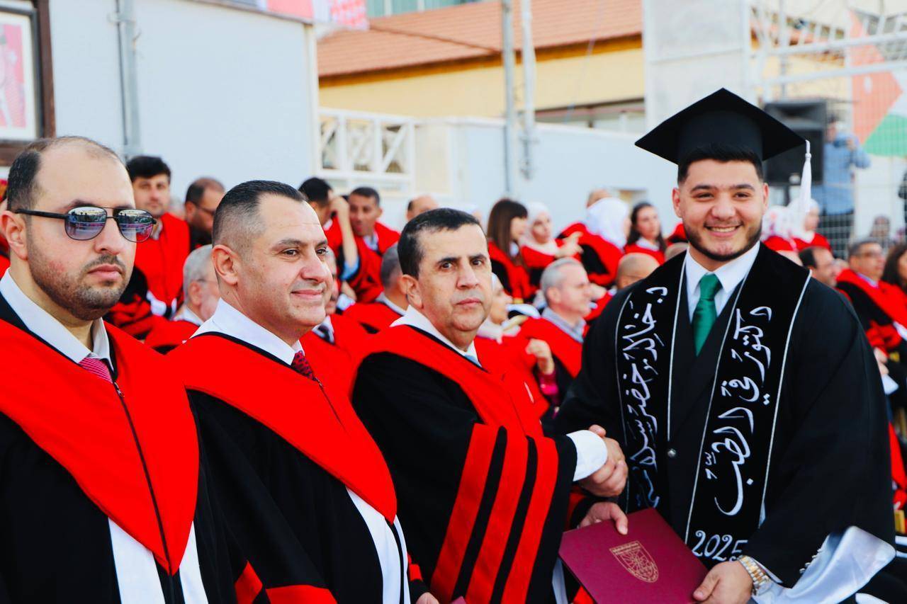 جامعة البلقاء التطبيقية تتوّج احتفالاتها بـ(فوج العلم) بتخريج طلبة كلية الطب وكلية الدراسات العليا