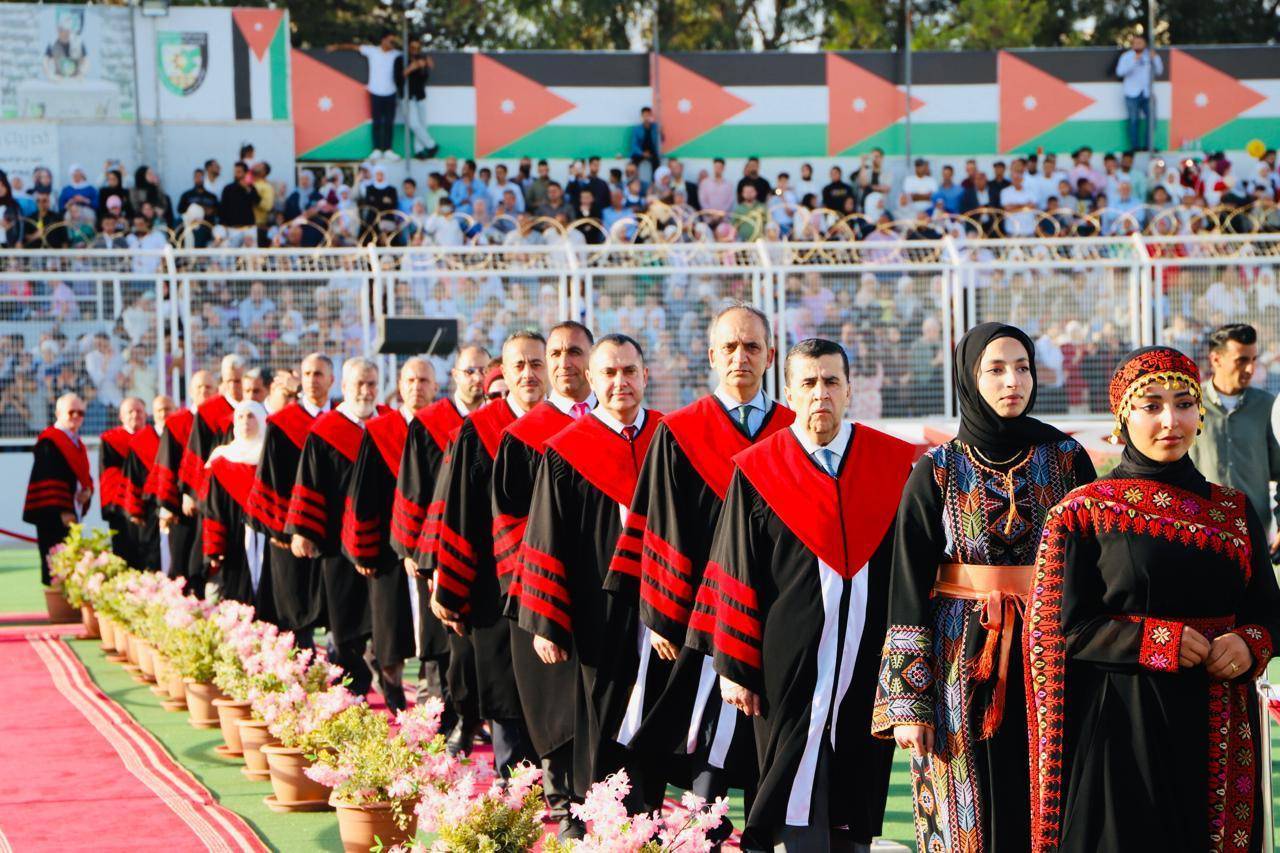 جامعة البلقاء التطبيقية تتوّج احتفالاتها بـ(فوج العلم) بتخريج طلبة كلية الطب وكلية الدراسات العليا