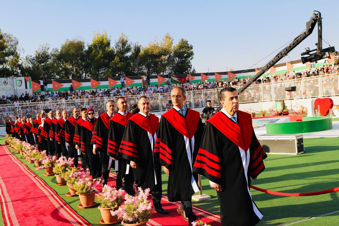 جامعة البلقاء التطبيقية تتوّج احتفالاتها بـ(فوج العلم) بتخريج طلبة كلية الطب وكلية الدراسات العليا
