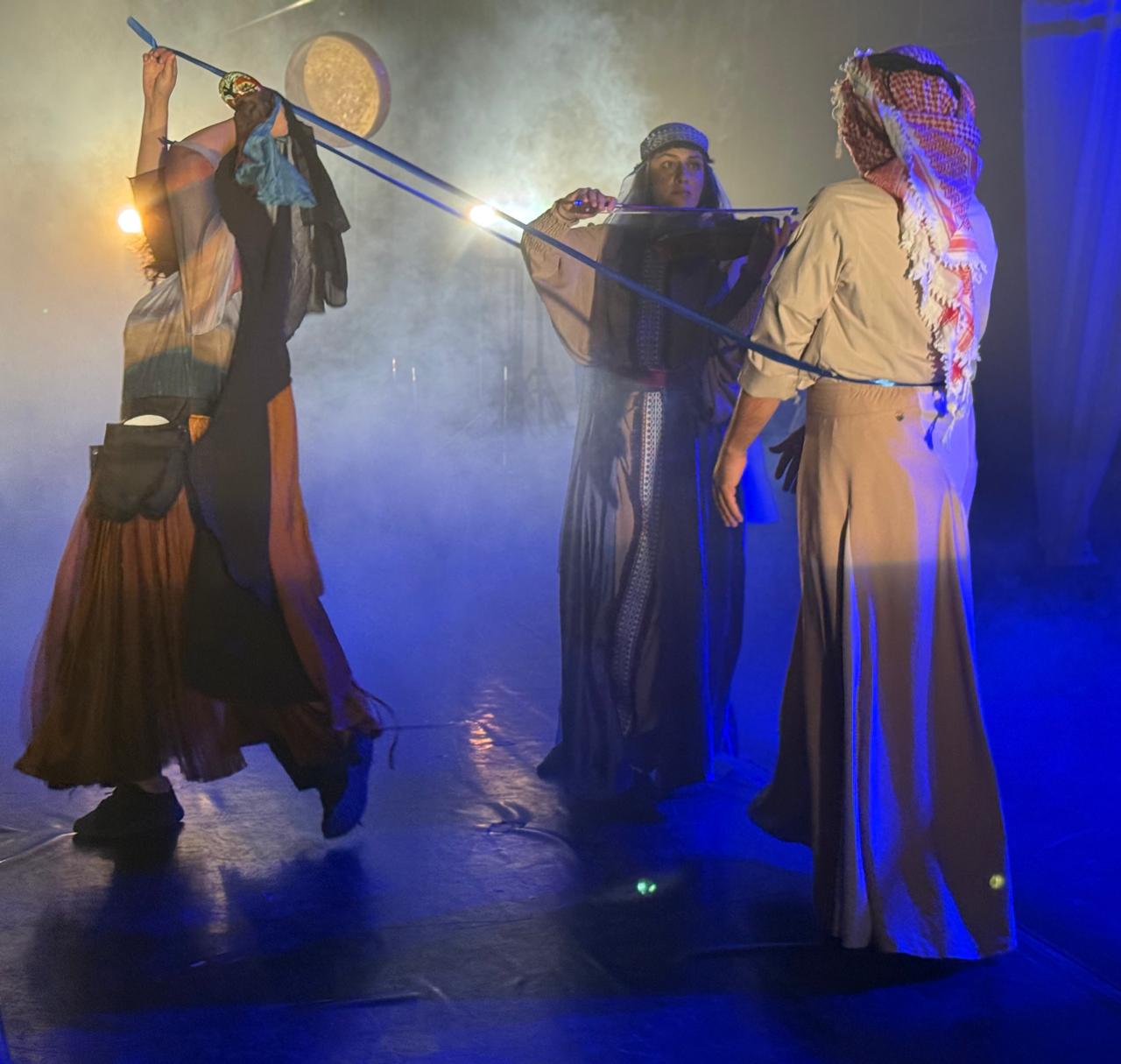 النهر لن يفصلني عنك... حين يتحرر المسرح من قوالبه شهادتي مجروحة لكن هذا ما جال في خاطري