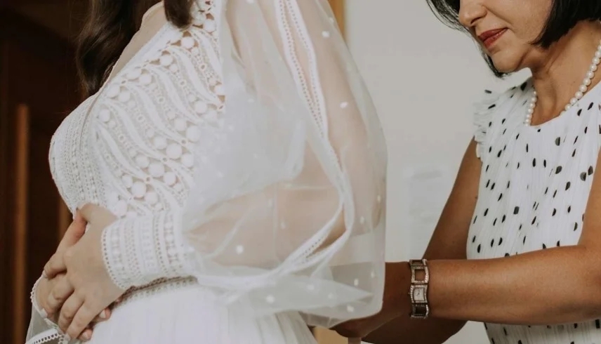 عروس تثير موجة تفاعل بعد كشف إطلالة حماتها في زفافها