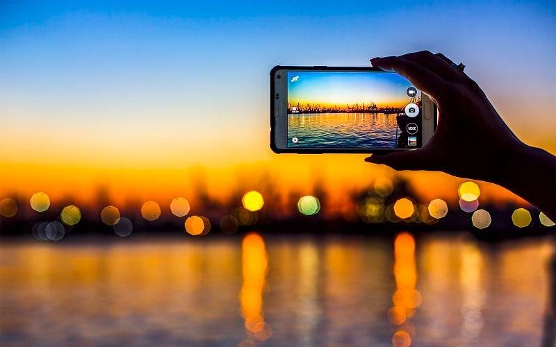 توثيق اللحظة أم دفنها؟