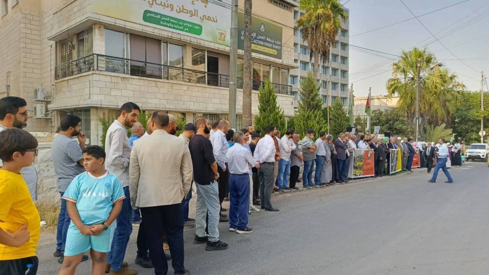 اعتصام امام حزب جبهة العمل الاسلامي تنديدا باغتيال الصحفيين الفلسطينيين - فيديو وصور 