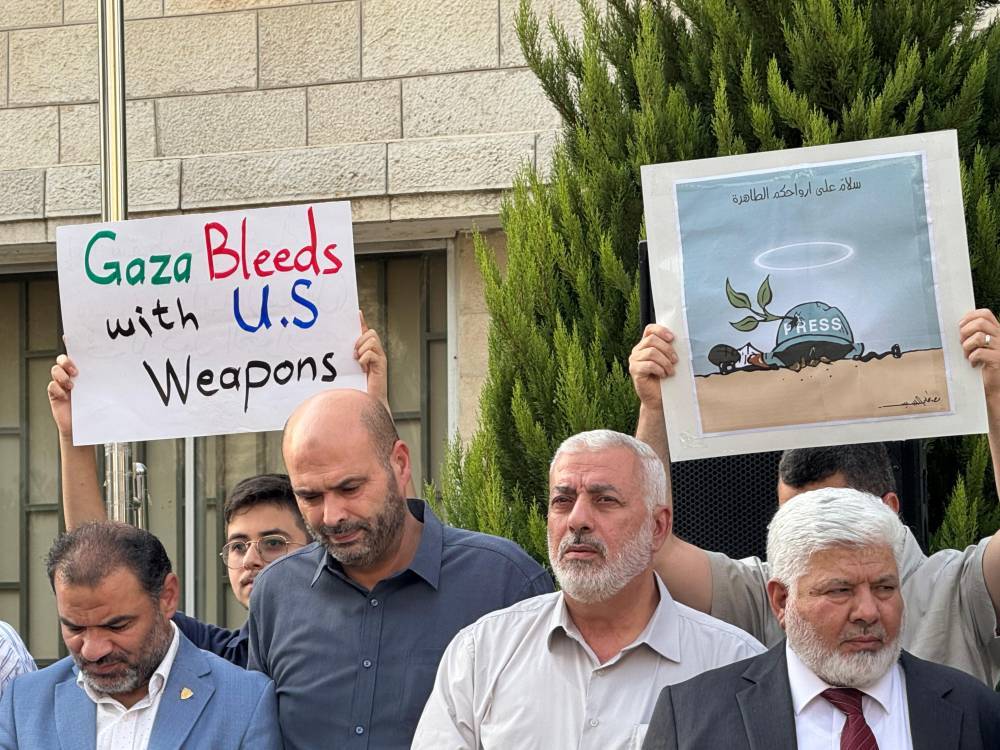 اعتصام امام حزب جبهة العمل الاسلامي تنديدا باغتيال الصحفيين الفلسطينيين - فيديو وصور 