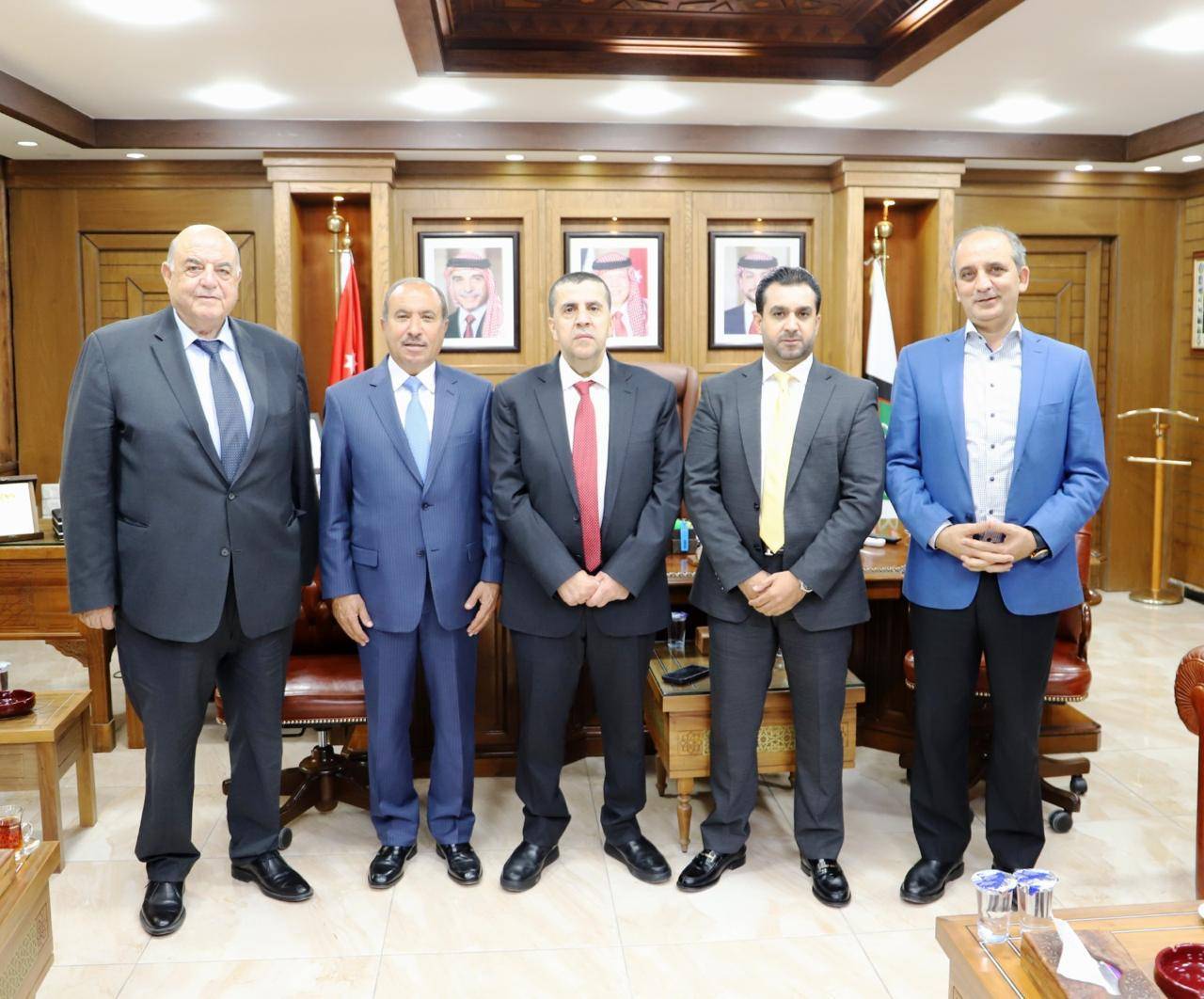 العجلوني يبحث مع الشركة المتكاملة للنقل سبل تطوير خدمات المواصلات لطلبة الجامعة