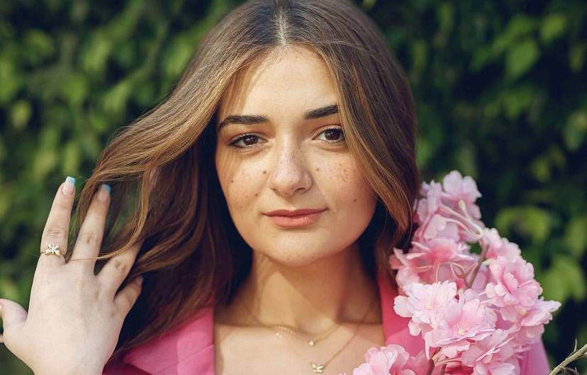 هنبطل قرف إمتى؟.. ملك أحمد زاهر تعلق على حادث فتيات طريق الواحات