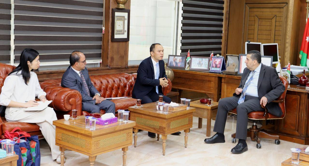 المستشار الثقافي الصيني يزور جامعة البلقاء التطبيقية