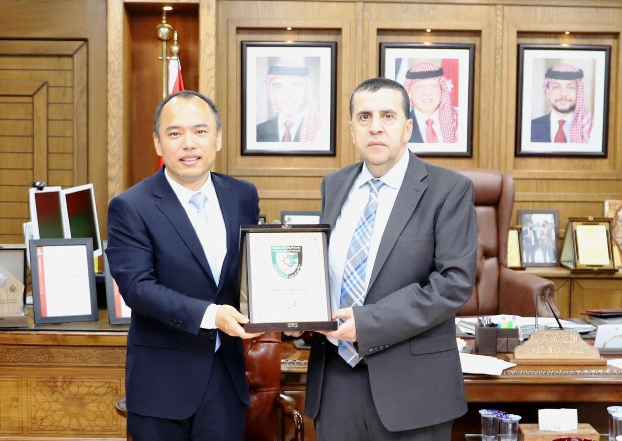 المستشار الثقافي الصيني يزور جامعة البلقاء التطبيقية