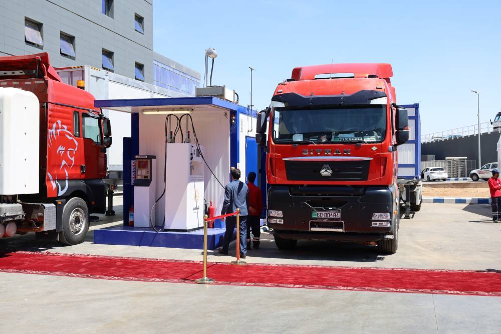 المناصير: خطة لانشاء مركز لتحويل الشاحنات للعمل بالغاز.. وجاهزون لفتح محطات تعبئة لمركبات الغاز عند استيرادها