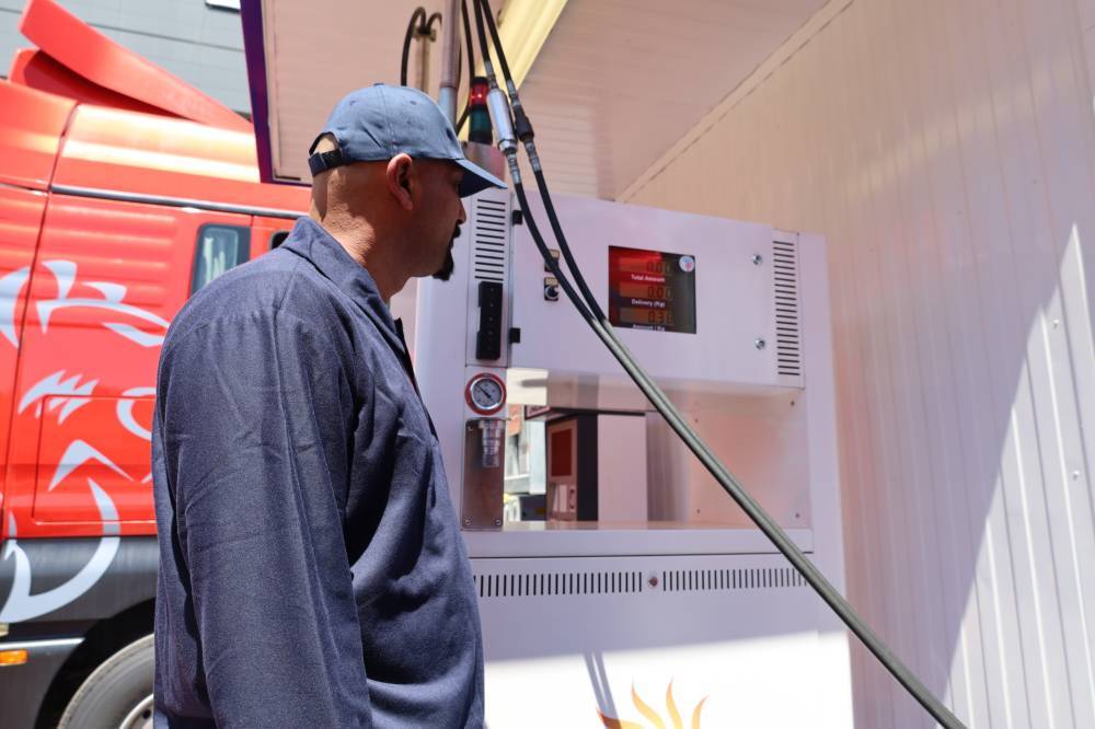 المناصير: خطة لانشاء مركز لتحويل الشاحنات للعمل بالغاز.. وجاهزون لفتح محطات تعبئة لمركبات الغاز عند استيرادها