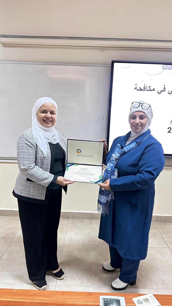 خريجة صيدلة عمان العربية تقدم ورشة توعوية حول المسؤولية المهنية للصيدلاني في مكافحة المخدرات