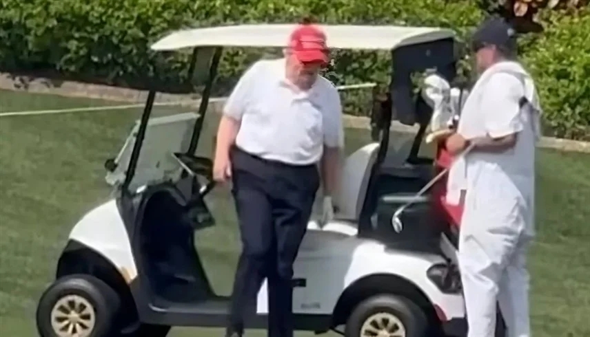 بعد جدل كدمات يديه.. طريقة مشي ترامب تثير الشكوك مجدداً حول صحته