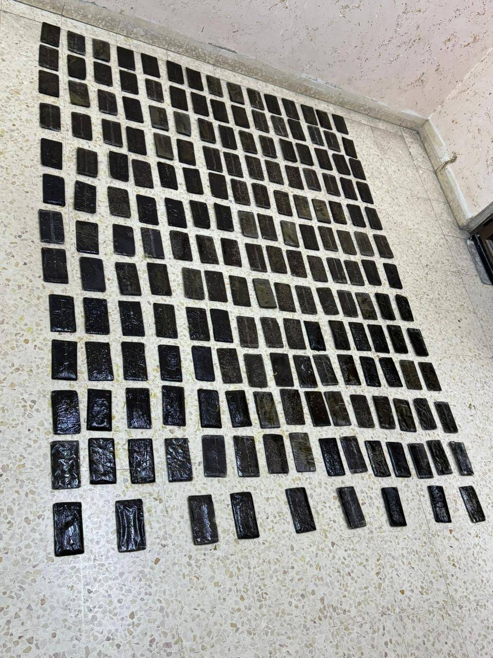 الامن: القبض على تاجر مخدرات مرتبط بعصابات إقليمية.. واحباط محاولتي تهريب 750 ألف حبّة مخدرة - صور  