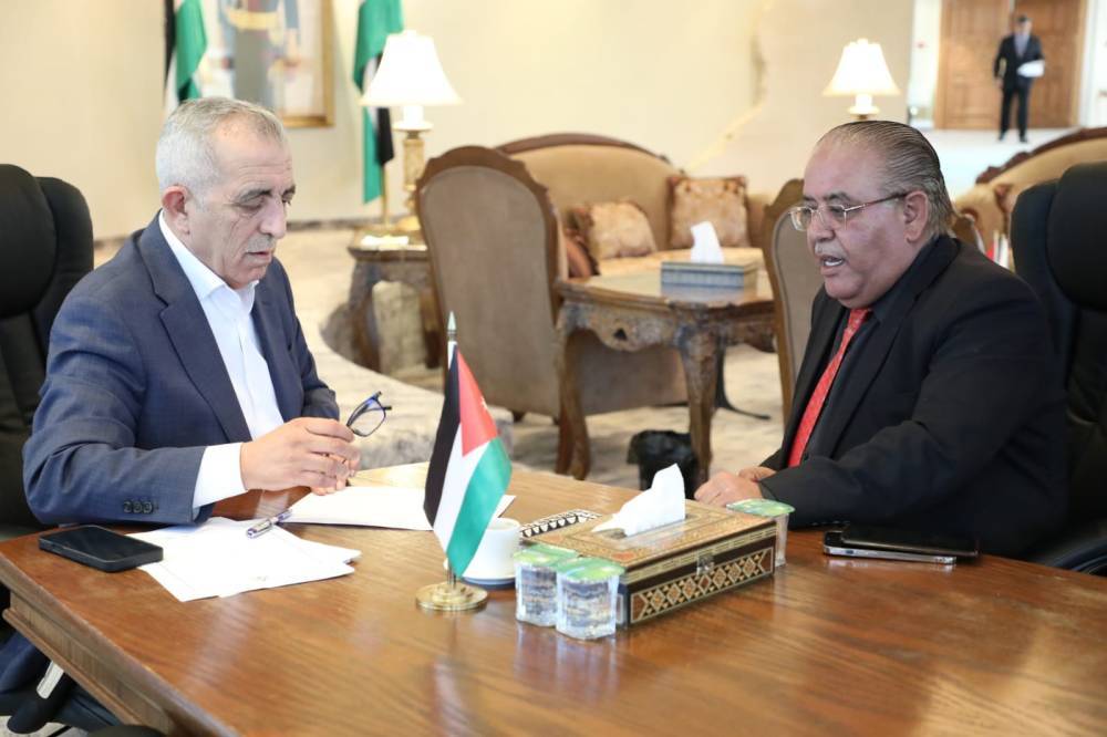 معالي وزير الثقافة يكرم أبو الحروف