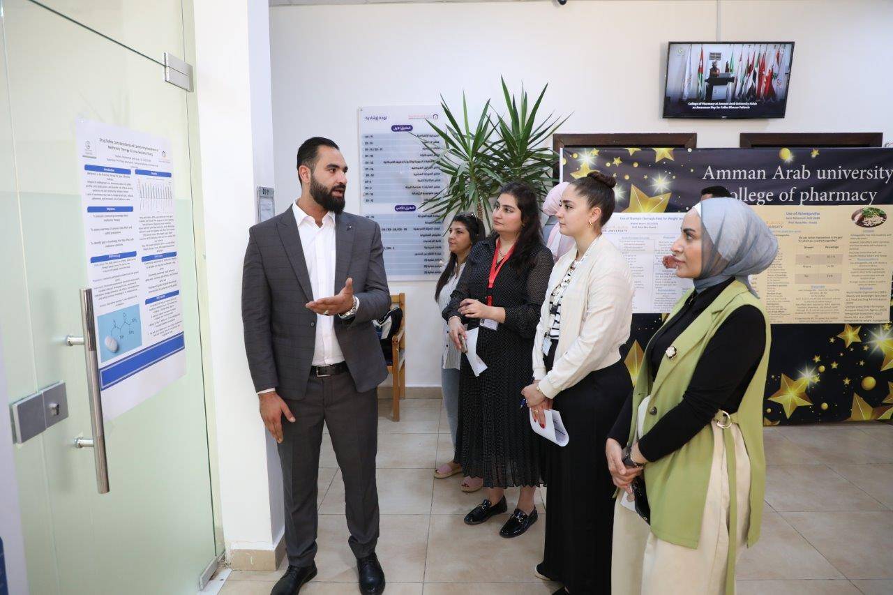 طلبة صيدلة عمان العربية يقدمون توصيات لتعزيز الاستخدام الآمن للدواء