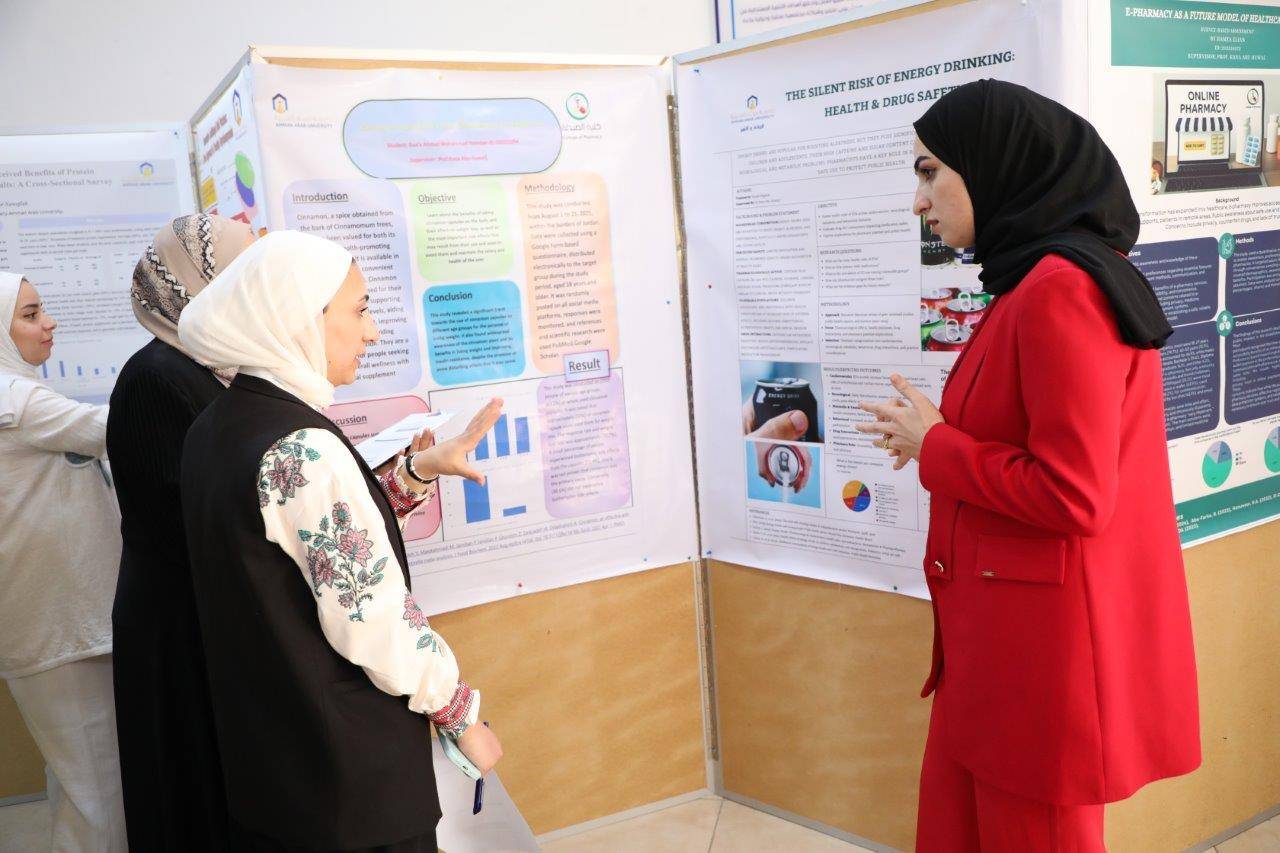 طلبة صيدلة عمان العربية يقدمون توصيات لتعزيز الاستخدام الآمن للدواء