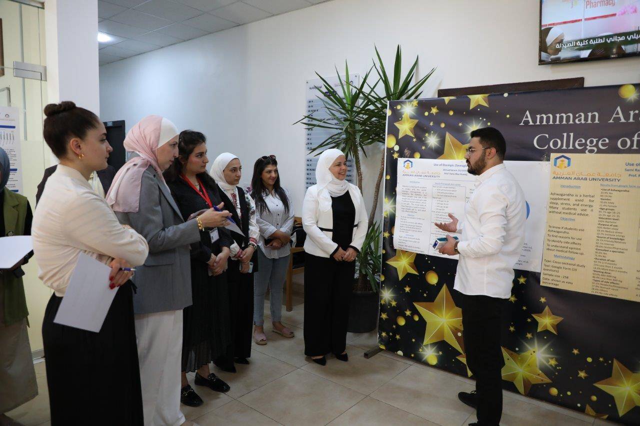 طلبة صيدلة عمان العربية يقدمون توصيات لتعزيز الاستخدام الآمن للدواء