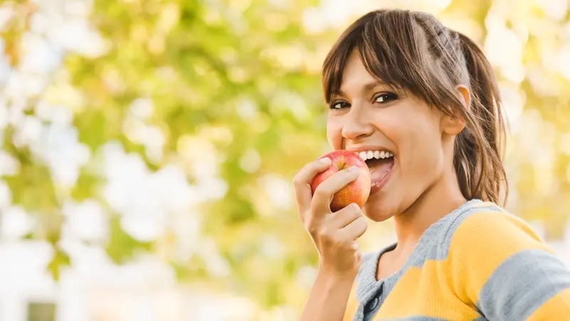ليس لصحتك فقط.. التفاح مفيد لبشرتك أيضاً