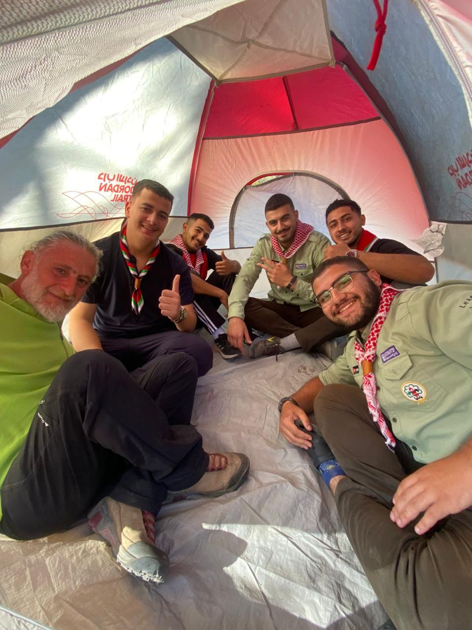 طلبة جامعة عمان العربية يشاركون في المعسكر الكشفي مسارات الأردن