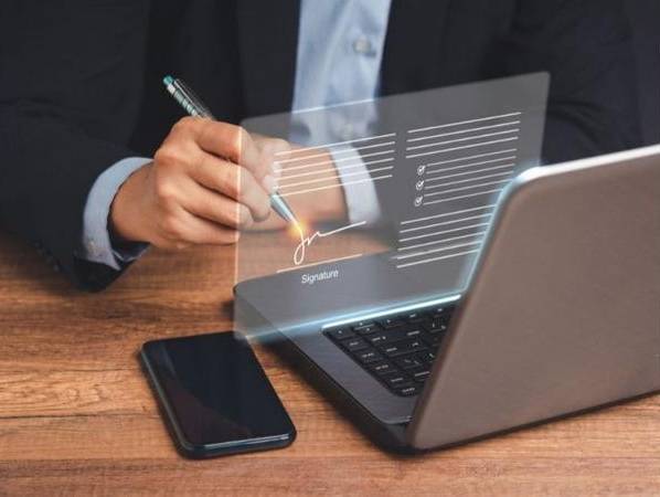 توضيح من وزير العدل بشأن اعتماد التوقيع الالكتروني في قطاعات حكومية ومالية وقضائية