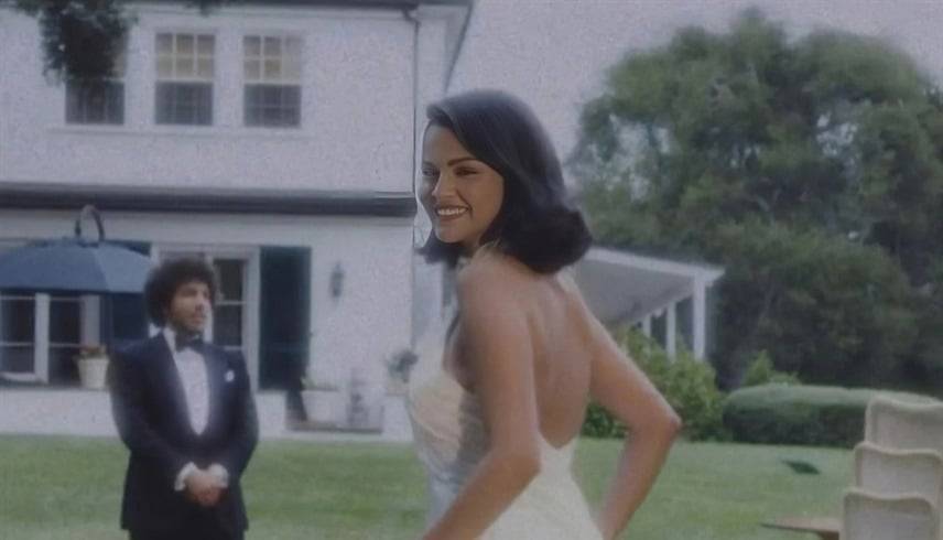 سيلينا غوميز وبيني بلانكو يدخلان القفص الذهبي في حفل هادئ ورومانسي