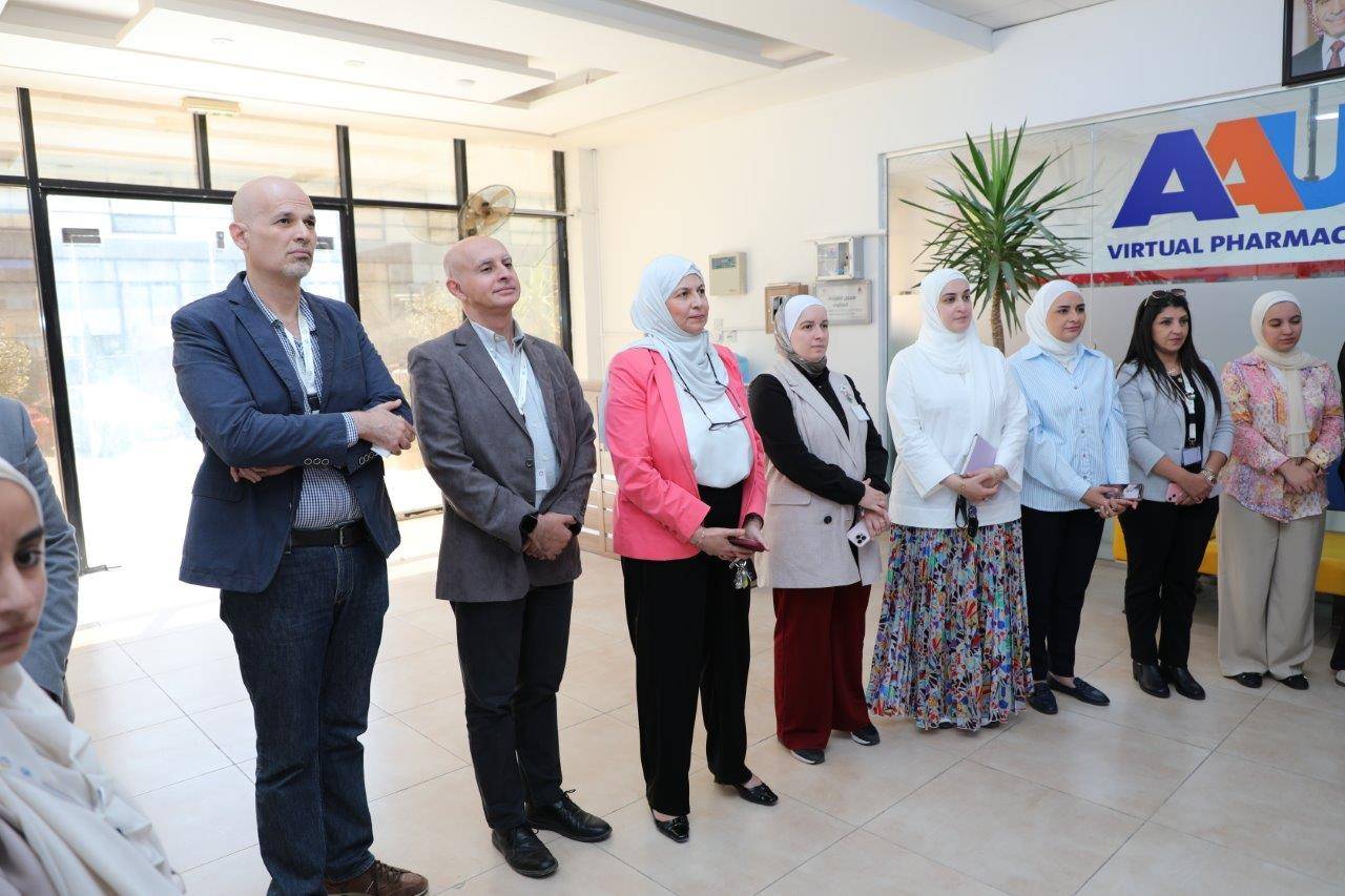 كلية الصيدلة في عمان العربية تطلق مبادرات توعوية وبحثية ضمن فعاليات يوم التغيير 2025