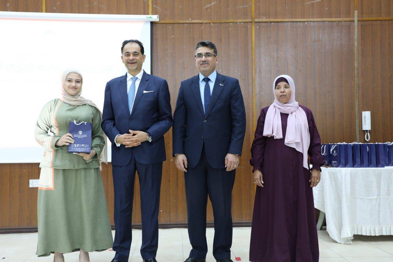 عمان العربية تكرم طلبة الثانوية العامة المتفوقين في لواء عين الباشا ومخيم البقعة