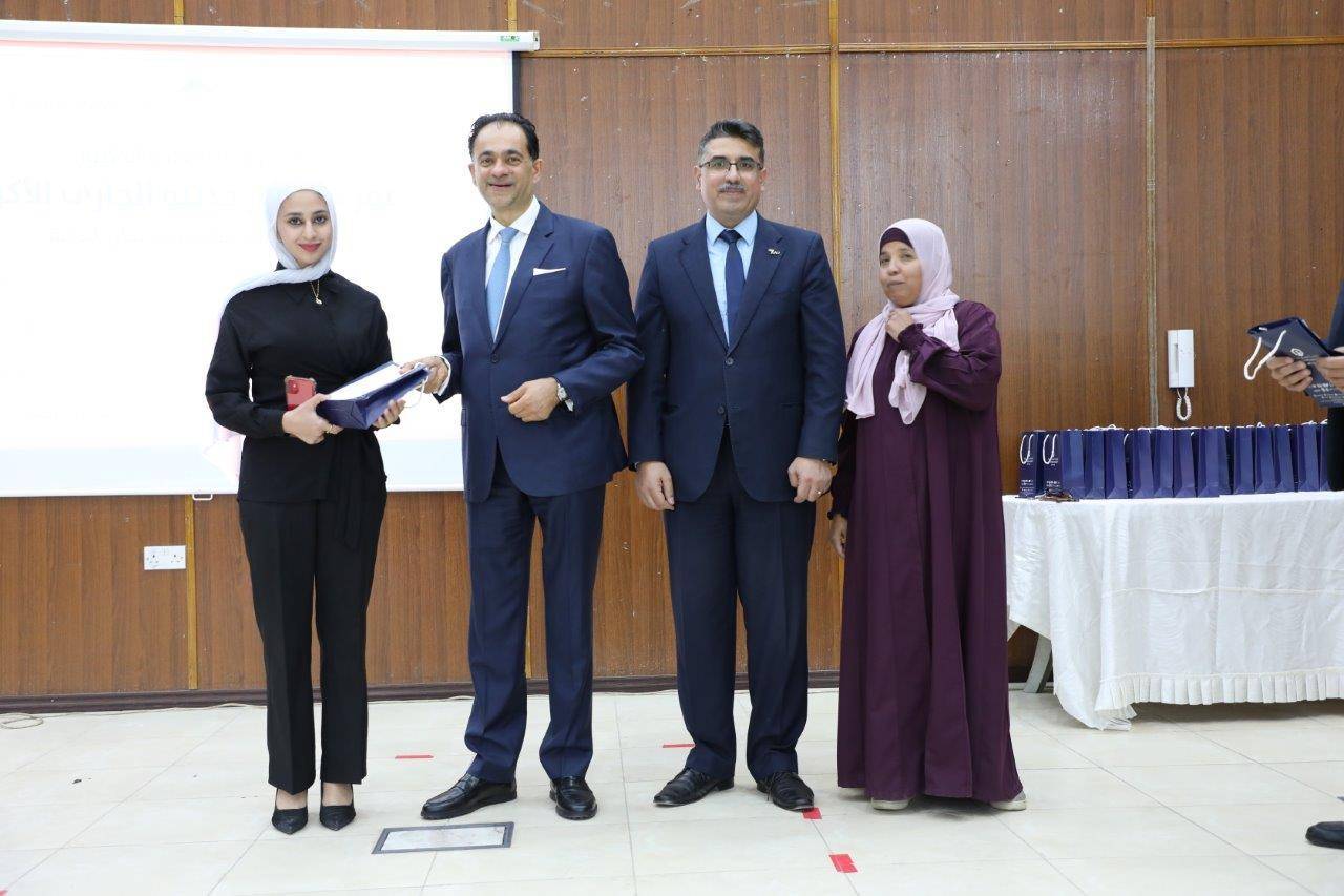 عمان العربية تكرم طلبة الثانوية العامة المتفوقين في لواء عين الباشا ومخيم البقعة