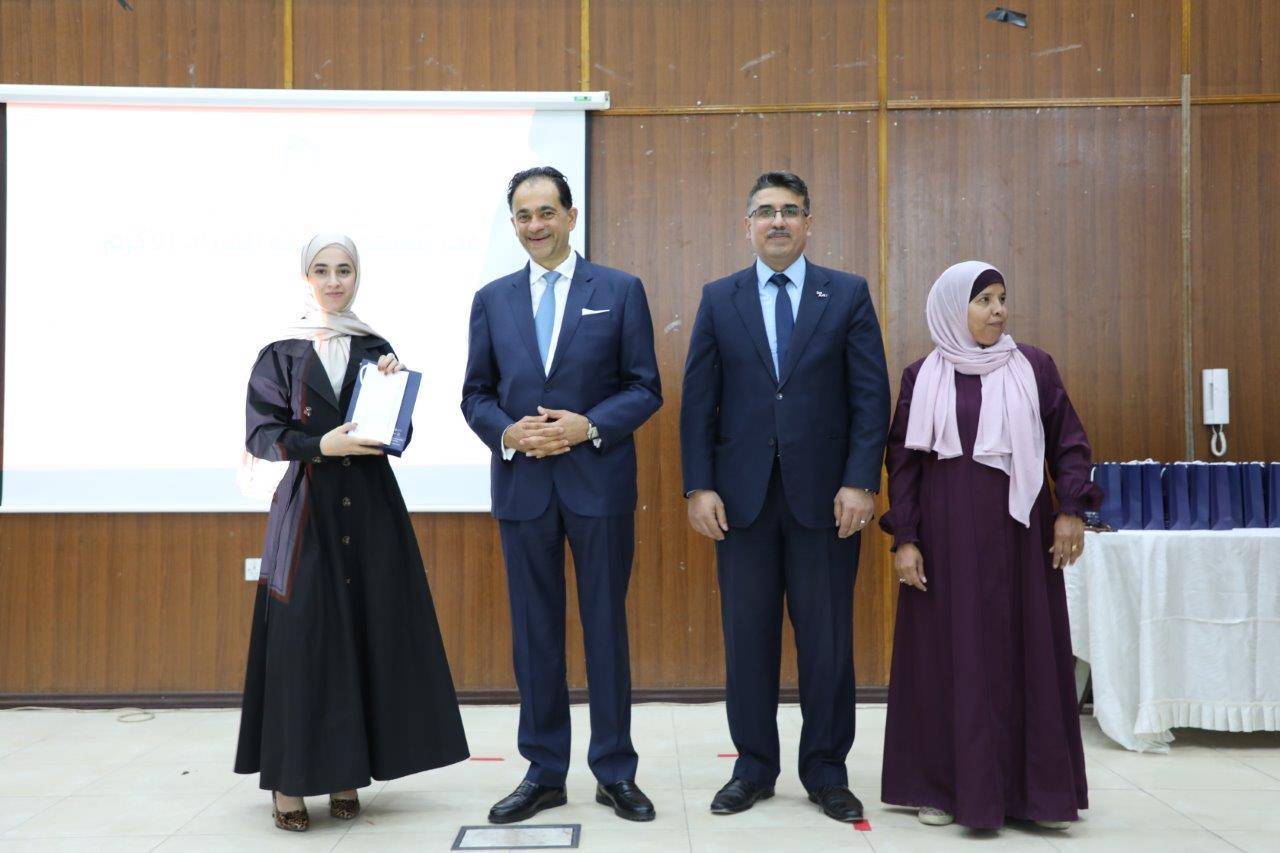 عمان العربية تكرم طلبة الثانوية العامة المتفوقين في لواء عين الباشا ومخيم البقعة