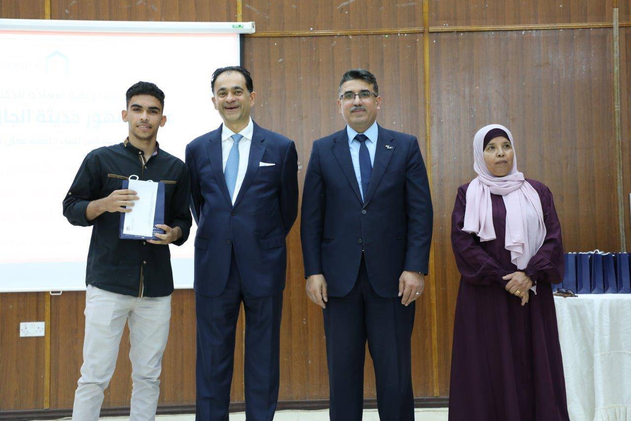 عمان العربية تكرم طلبة الثانوية العامة المتفوقين في لواء عين الباشا ومخيم البقعة