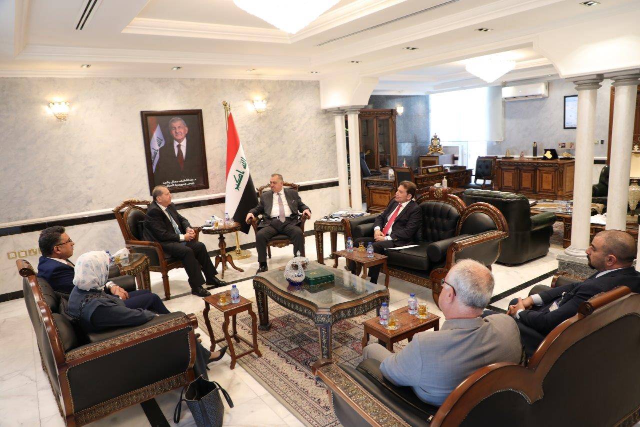 رئيس جامعة عمان العربية يزور السفارة العراقية لبحث آفاق التعاون الأكاديمي والثقافي