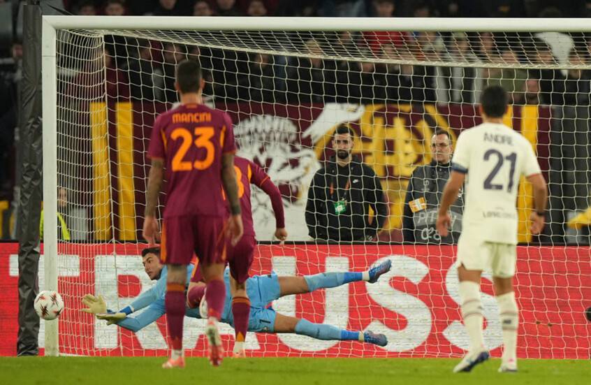 في مشهد نادر.. حارس تركي يتصدى لثلاث ركلات جزاء متتالية أمام روما بالدوري الأوروبي (فيديو)