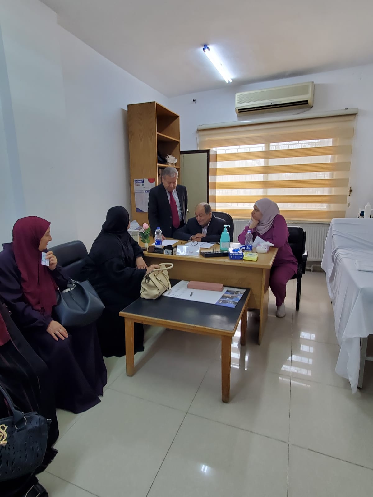 مستشفى المقاصد يعالج 432 مريضًا في يوم طبي مجاني بالحصن