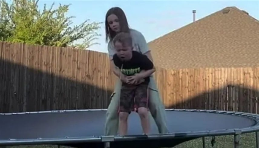 شجاعة تفوق العمر.. طفلة في العاشرة تنقذ شقيقها من الموت اختناقاً