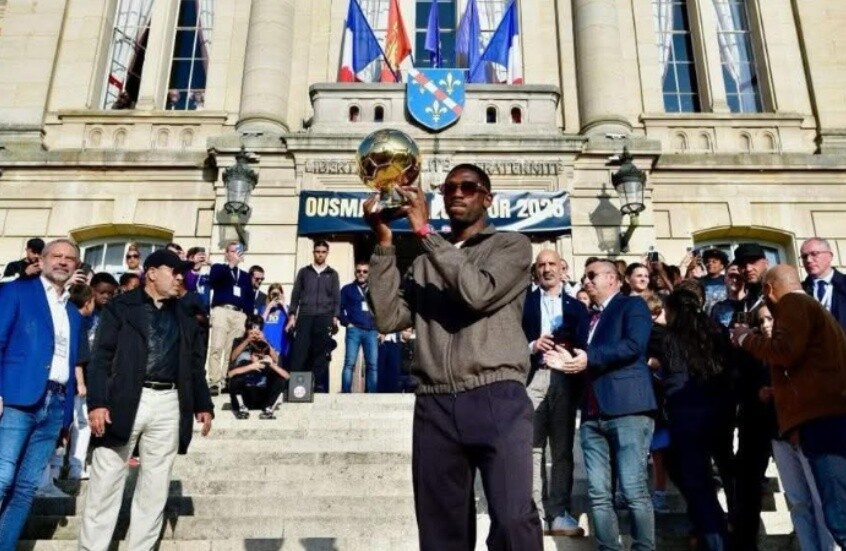 مشهد لن ينسى!.. ديمبيلي يعود إلى مسقط رأسه حاملا الكرة الذهبية (فيديو)