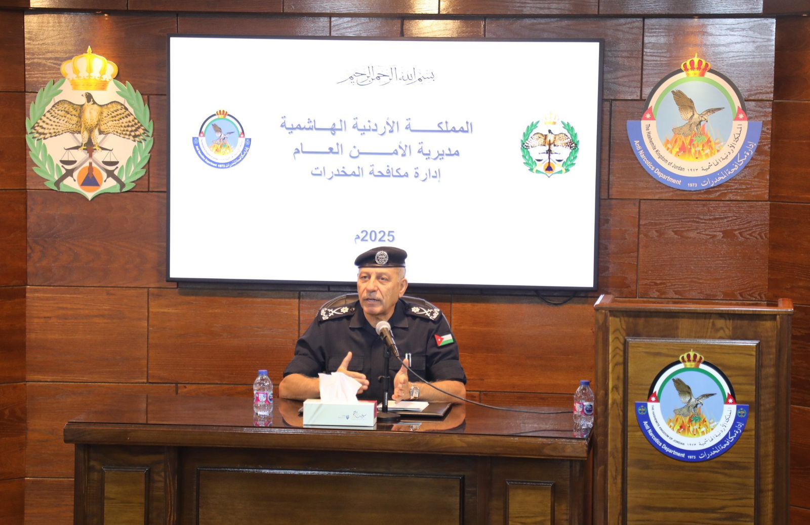 مدير الأمن العام يزور إدارة مكافحة المخدرات ويشيد بجهودها الميدانية والتوعوية والعلاجية