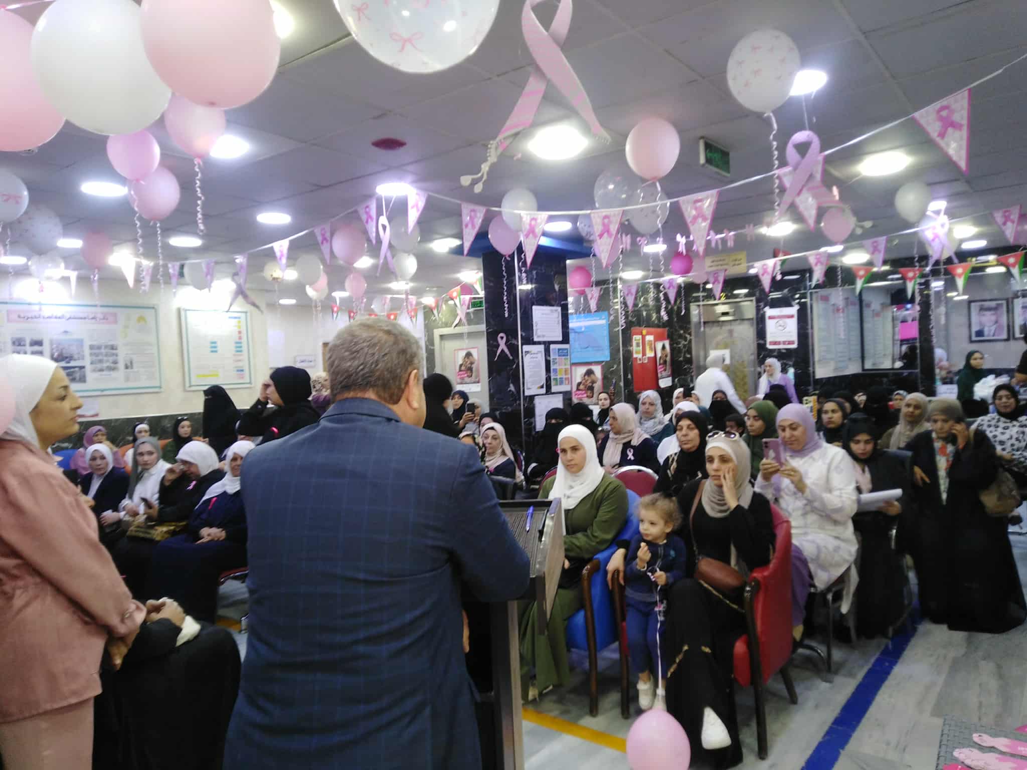 مستشفى المقاصد يحتفل بـأكتوبر الوردي ويقدّم فحوصات مجانية وخصومات دعماً للتوعية بسرطان الثدي