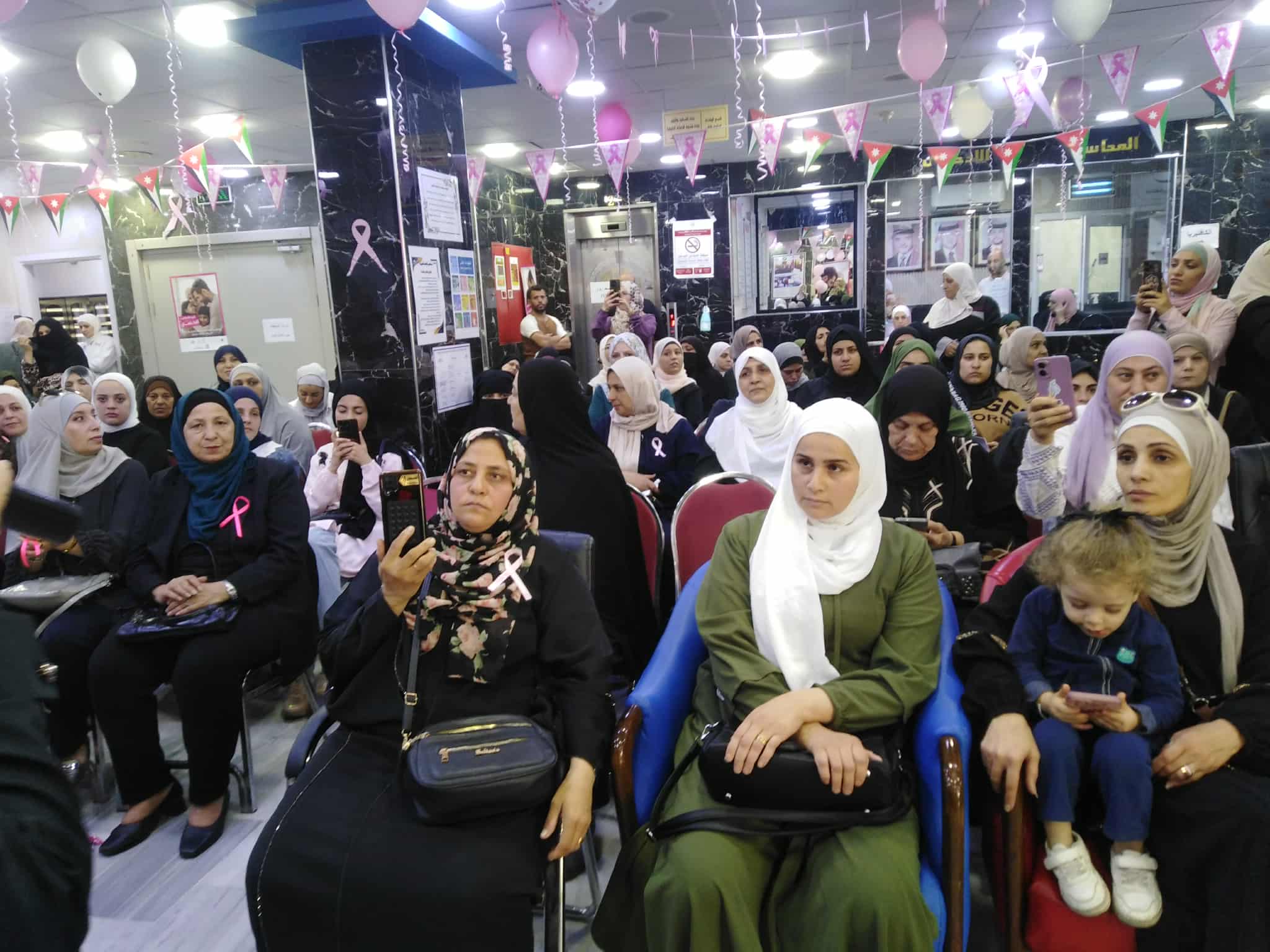مستشفى المقاصد يحتفل بـأكتوبر الوردي ويقدّم فحوصات مجانية وخصومات دعماً للتوعية بسرطان الثدي