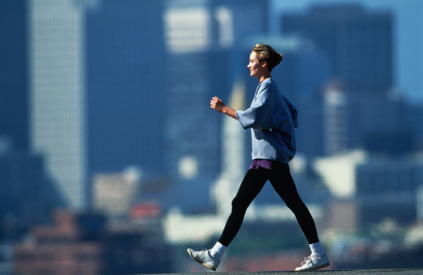 دراسة: المشي مرتين فقط في الأسبوع قد يطيل عمر النساء