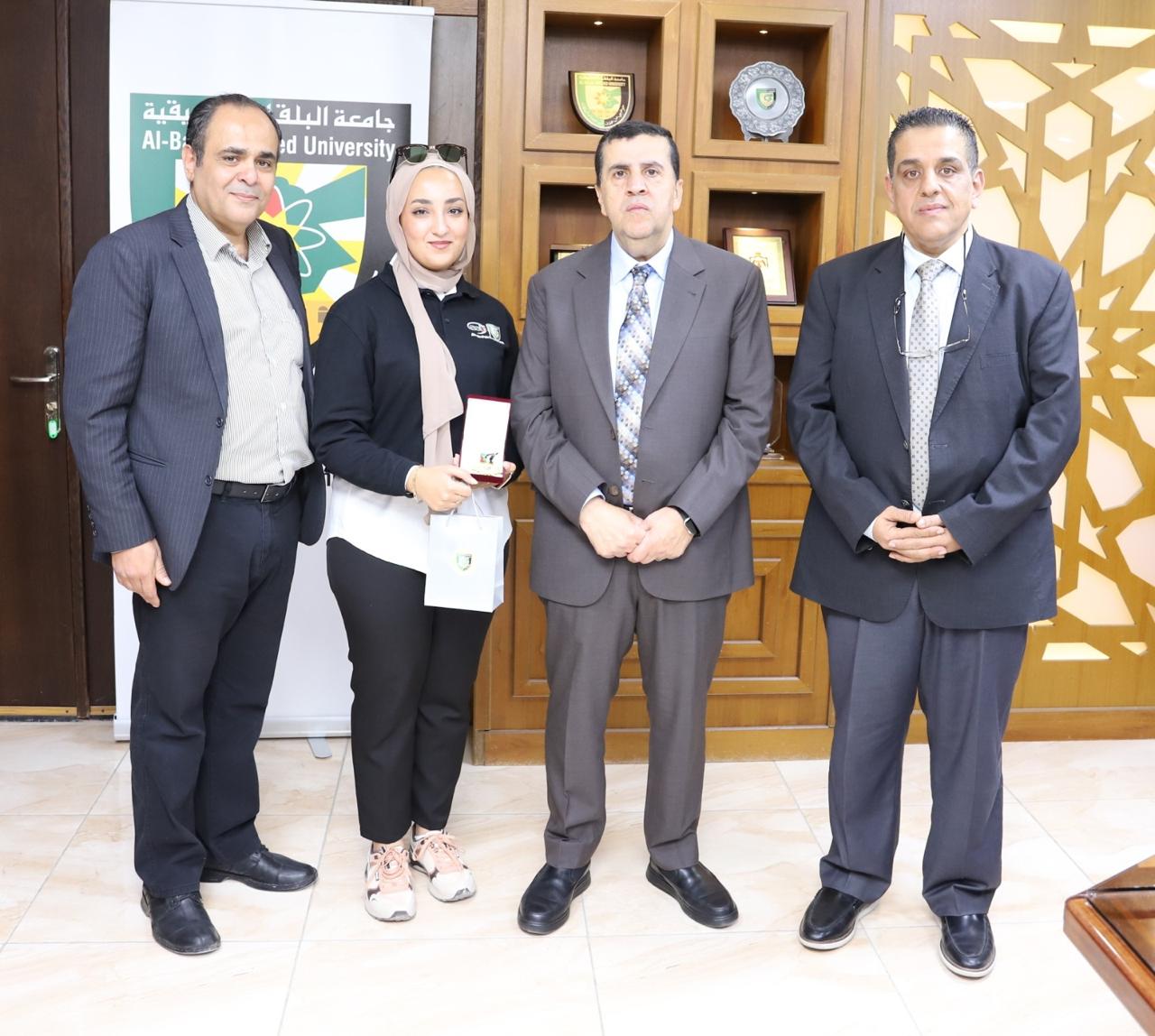 رئيس جامعة البلقاء التطبيقية يكرّم الفريق الفائز بجائزة “Outstanding Student Chapter Award 2024” من معهد الخرسانة الأمريكية
