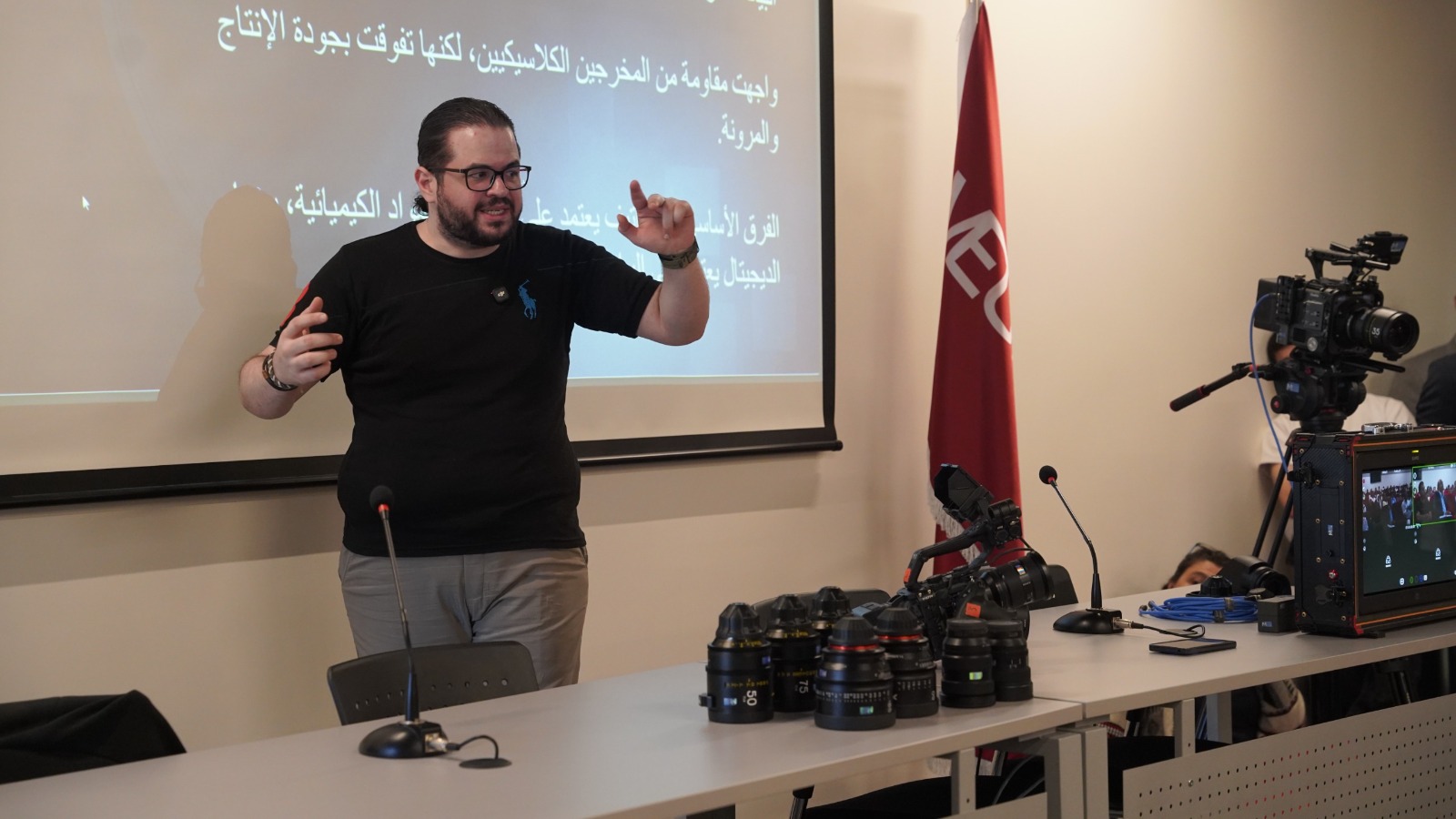 طلبة إعلام الشرق الأوسط يتفاعلون مع المخرج رأفت الطباخي في ورشة حول السينما الرقمية