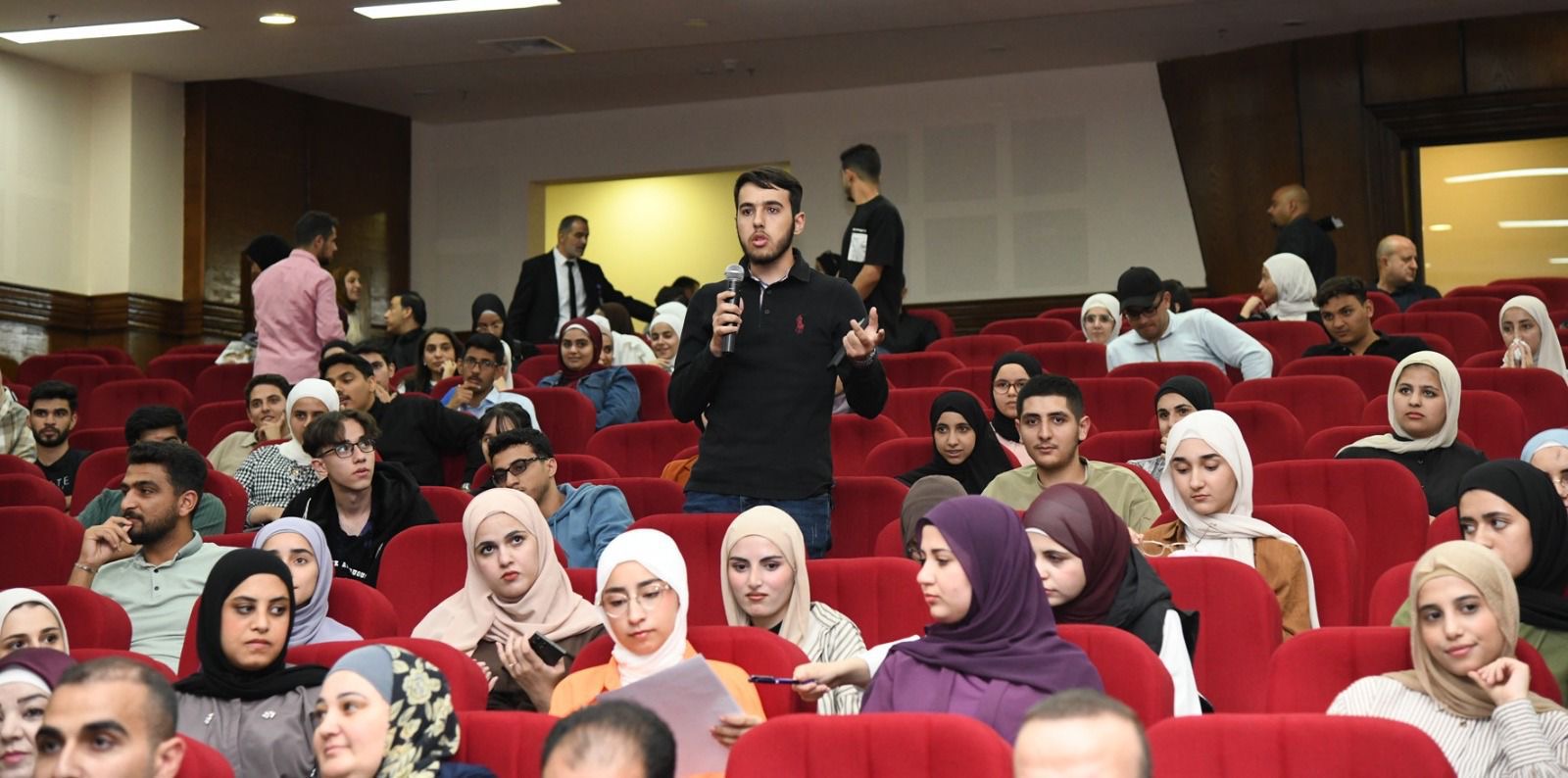 جامعة العلوم والتكنولوجيا ترحب بطلبتها الجدد: قيم الحوار والتميز في صدارة الحياة الجامعية