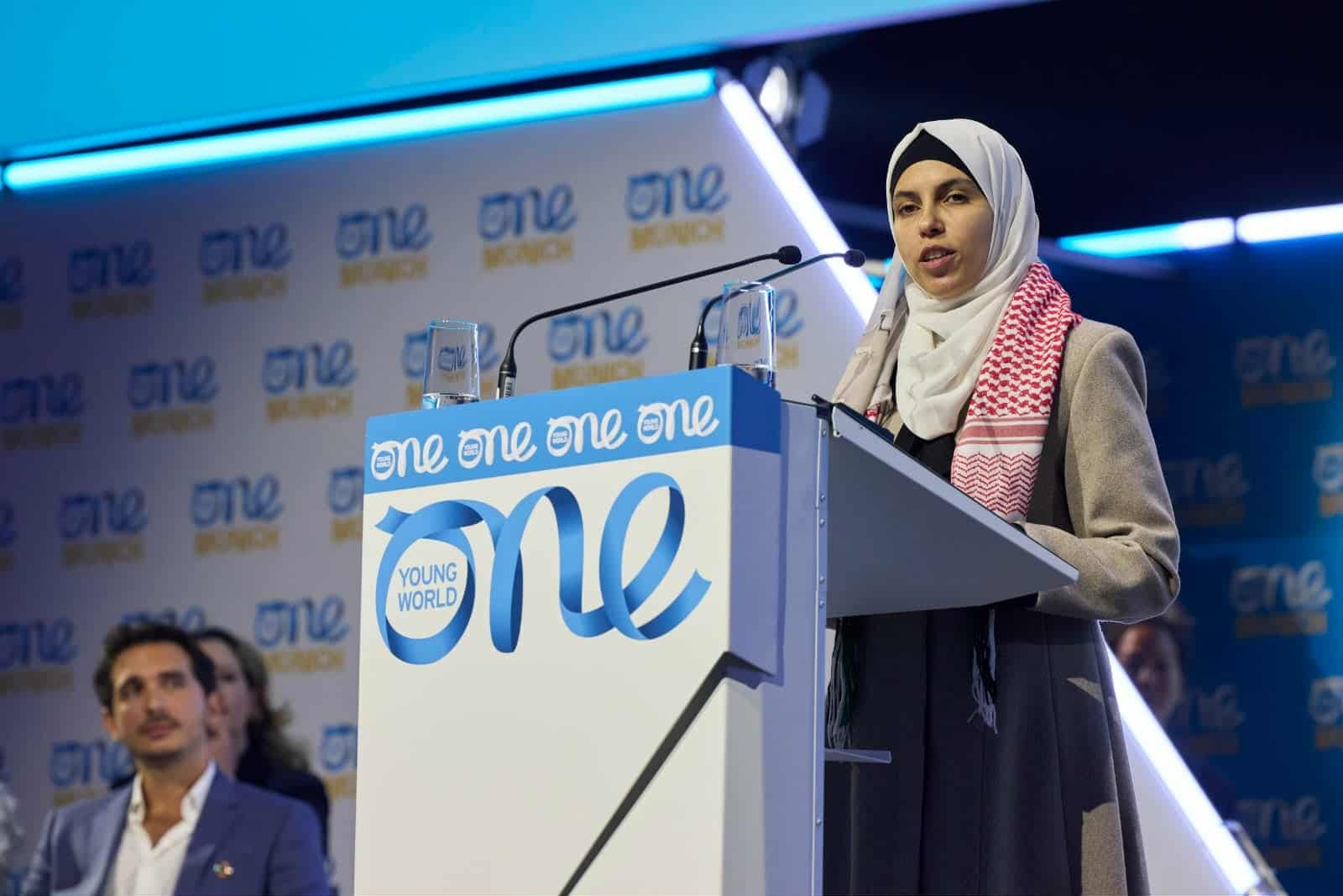 خريجة من الجامعة الهاشمية تمثل الأردن في قمة عالم شاب واحد في ميونخ