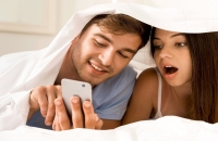 استخدام الهاتف ليلا لا يدمّر نومك فقط… بل قد يهدد صحتك العامة!