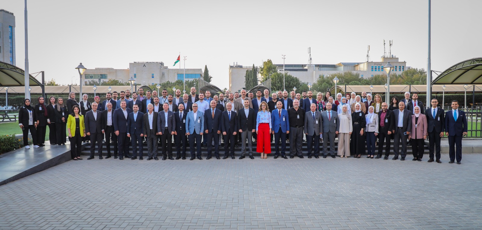 جامعة الشرق الأوسط تكرم عددا من أعضاء الهيئتين الأكاديمية والإدارية